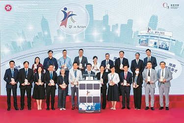 署理教育局局長施俊輝頒發嘉許獎座予十二間QFIA Achiever 及十一間Partner,以表揚他們推出了QF項目的付出,作為示範例子。