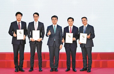 署理教育局局長施俊輝頒發金嘉許狀予四間「QF金星級僱主」代表。
