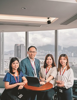 (左起)TKE東南亞區健康及安全經理黎家懿(Carrie)、TKE東南亞區行政總裁梁世光博士、TKE維修及保養服務客戶經理曾鳳思(Shirley)、TKE新安裝工程部項目工程師陳亨祺(Yvonne)。