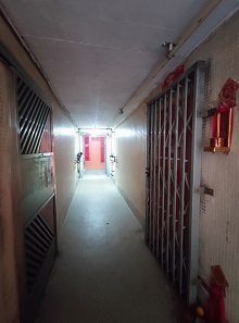香港地人煙稠密,居住環境密集,加上近日異常炎熱的天氣易生摩擦,鄰里關係往往形同水火。