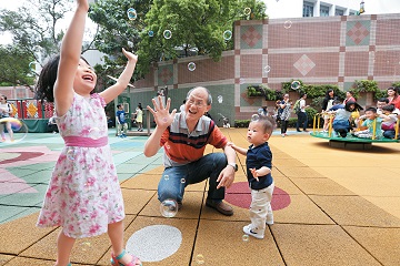 祖父母託兒在現今社會十分普遍,但有學者指出,該方式儘管有助解決託兒問題,卻並非適合所有家庭。