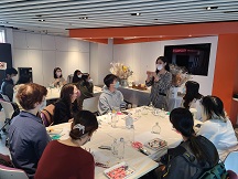 Bonny在不同地方舉辦工作坊,服務對象由四、五歲的小朋友以至八十歲的老人家都有。