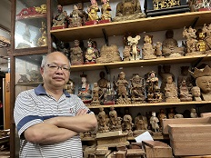 工場內存放數百尊大小神像,蕭師傅整齊排放,絕不馬虎。