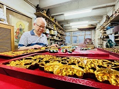 寧波派的「鋪金箔」及「上漆」技法高超,蕭炳強自學「上漆」令神像金身更有光澤。