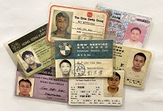 從汽車學徒的工作證(中央),到近年在內地賽車場的證件,可看見劉志偉四十年來的變化。
