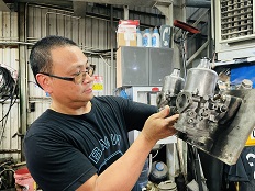 劉志偉指,檢查化油器,是維修古董車重要步驟。