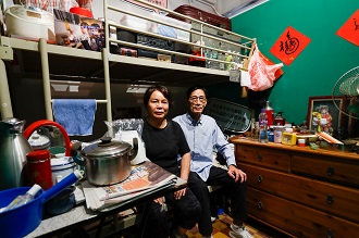 陳毓權(右)和張利明(左)「侷住體驗館」導賞員。
