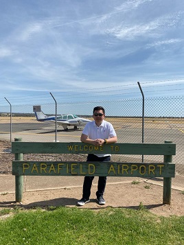 Vincent 重返當年學飛位於南澳阿德萊德的Parafield Airport的飛行學校，感觸良多，他感激家人對自己追夢的支持。