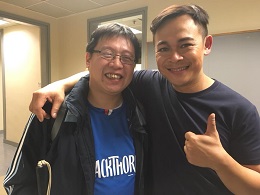 Alex(左)透過口述影像接觸舞台劇,與多位演員成為朋友。圖為2018年欣賞風車草劇團表演後與梁祖堯(右)合照。