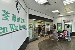郵務員的工作主要負責郵局的櫃位服務,例如在空郵中心、派遞局工作或負責內勤工作。