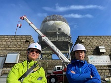 天文台大帽山雷達站近日更換新雷達，雷達機械師李浩然（左）及梁志文（右）對「白波波」退役感到不捨。