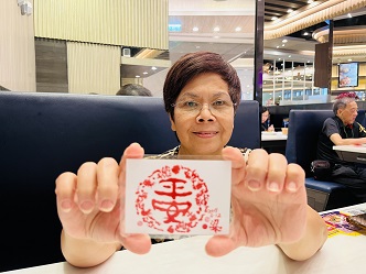賢姐將丈夫繪畫的「平安」畫,製成小卡送贈他人,代亡夫送上祝福。