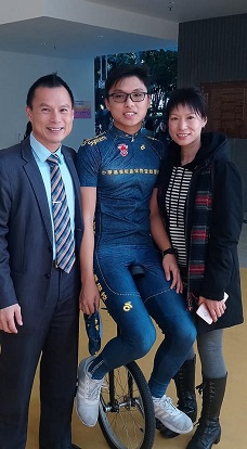 由昔日得悉恩齊(中)患自閉症時手足無措,到現時兒子奪得特殊奧運花樣滑冰金牌,劉國威都與妻子並肩同行。