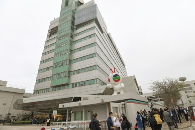 電視廣播(TVB)宣布業務重組,削減約三百人手。