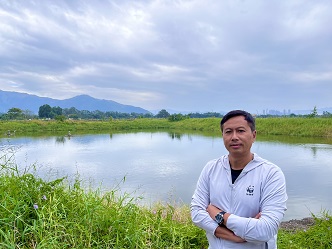 陳輩樂指，身後的元朗平原是水獺重要棲息地，擔心北都開發影響水獺生境。