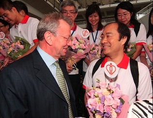 2008年5月底,劉楚釗由四川回港,獲時任醫管局行政總裁蘇利民(左)迎接。
