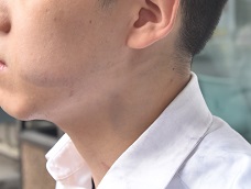筆者打量了L的照片,即時反應便是︰「法令不過口,不過五十九。」