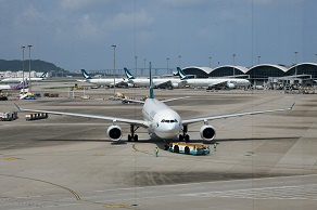 機場航天城的大型建設需求及三跑的落成,令這地方需要大量勞工,可是位置偏遠,工資也並不算高,因此招人入行很困難。