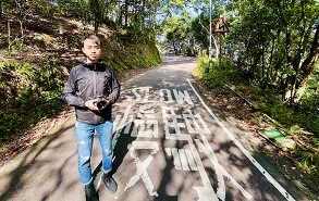 回到意外現場，阿城希望公眾及當局關注香港瘰螈「被路殺」的情況。