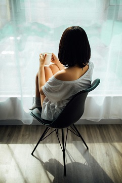 「每當我無法快樂起來時,別人卻只是叫我知足、快樂一點,那些話聽起來格外刺耳,因為快樂並不是我可以選擇的。」