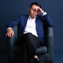 香港專業魔術學校創辦人黃耀業(Win)坦言創業並不容易,他需要開設網站,又要思考如何找尋生意。