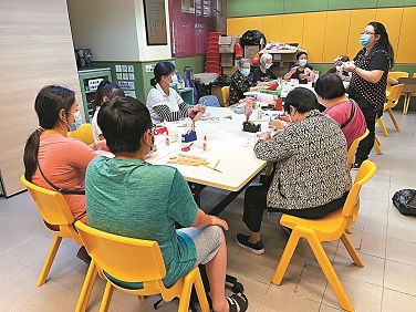 「同工不同酬」的情況維持多年，傳統上精神健康、長者及殘疾人士復康服務等都較多文憑職位。