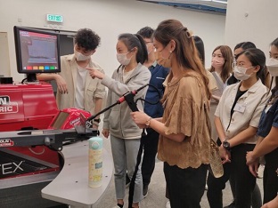 企業可以考慮作為先行者,運用其專業及資源,積極與本地大學合作,攜手舉辦一些職前培訓計劃。