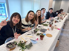 公司每月定期舉辦不同的興趣班，讓員工之間可以輕鬆交流，放鬆身心。