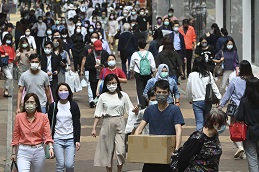 香港是個中西薈萃的城巿,是傳統與現代的結合,職場中很多時會以多聲道溝通。