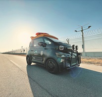為配合執勤，機場引入無人駕駛車巡邏，提升工作效率。