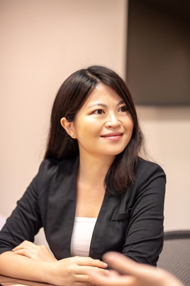 鄺煒婷（Tiffany）表示，倫大LLB課程享譽全球，被國際視為法律學位的「黃金標準」。