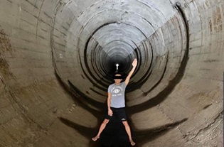 疫下有人闖入疑為防空洞和排洪渠拍照。