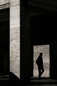 人面對寂寞需要一份力量(capacity to be alone),也可以說是面對寂寞的勇氣。