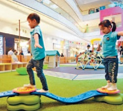 初小學童需學習和掌握移動、平衡穩定及操控用具的技能。