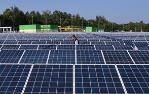 今年《財政預算案》提出「太陽能發電建築先導計劃」，探討在政府建築物幕牆應用太陽能發電技術。