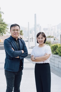 香港永續策略顧問董事林鐸靈(右)指,相比起學術背景,招聘者更看重ESG分析師應聘者的閱讀理解能力和資料整合能力,以及能否靈活應對不同的客戶需求。ESG分析員馮健鏗(左)指,企業擁有優秀的ESG表現可提升企業評級,吸引更多有ESG偏好的投資者,有效提高企業估值並降低融資成本。