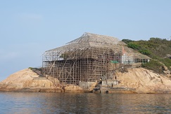 蒲台島天后誕的懸崖戲棚是陳師傅得意之作,他於崖下石灘增加竹枝,加強支撐力。