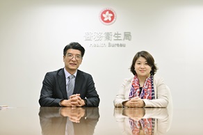 今年7月,基層醫療署正式成立,圖為基層醫療健康專員彭飛舟(左)及醫務衛生局副局長李夏茵(右)。