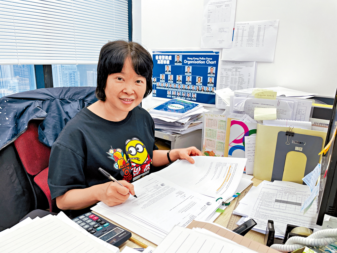 現於警隊策劃及發展部工作的文書主任張慧貞一直盡力為警務人員提供協助,讓他們免卻後顧之憂。