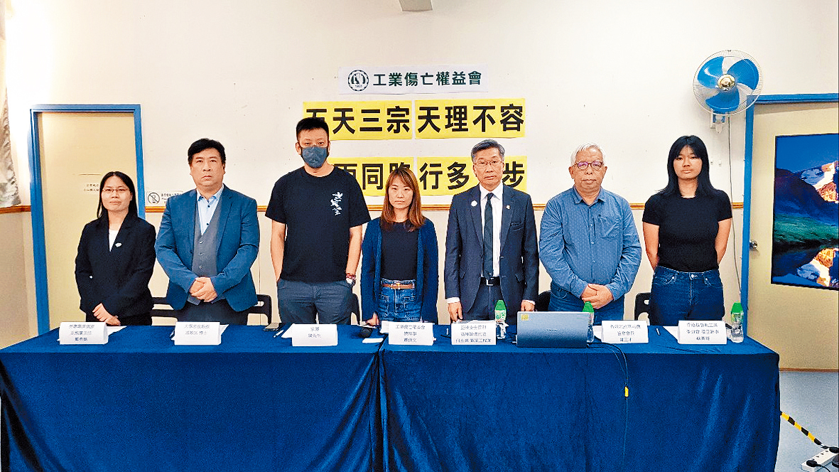 工權會舉行記者會,總幹事蕭倩文(中)促政府帶頭減少分判層數。