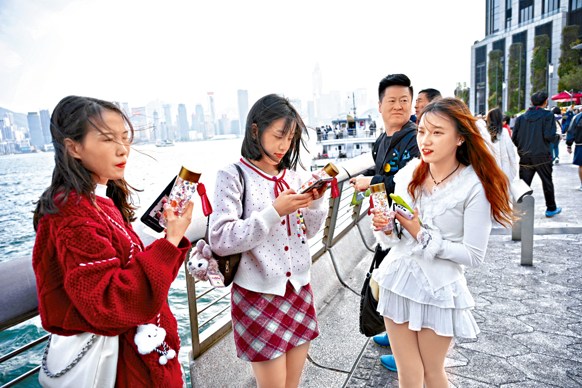 旅議會早前在尖沙咀向旅客送上「神奇水樽」,引起不少旅客感好奇。