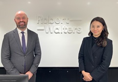 (左起)Robert Walters香港董事總經理John Mullally及資訊科技與轉型副總監曾沅樺曾沅樺向人才傳授搵工建議。