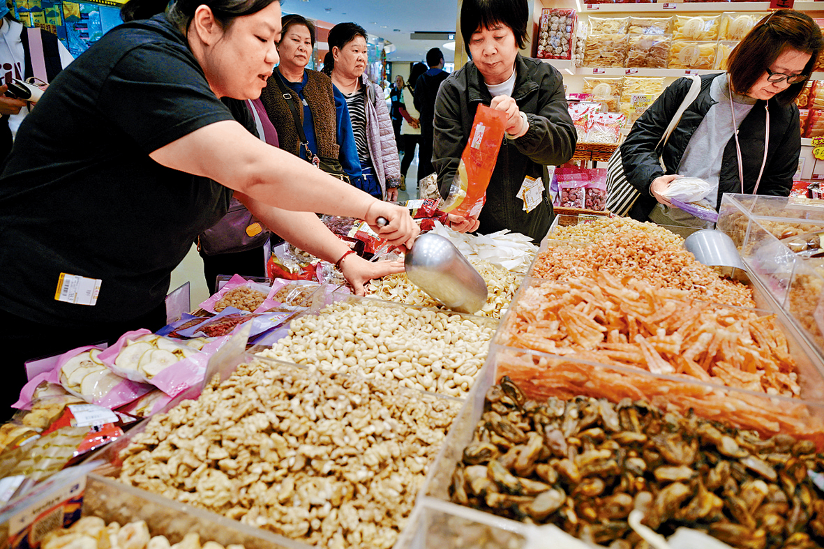 不少海味店採取「薄利多銷」策略,以折扣優惠吸引市民多買年貨。