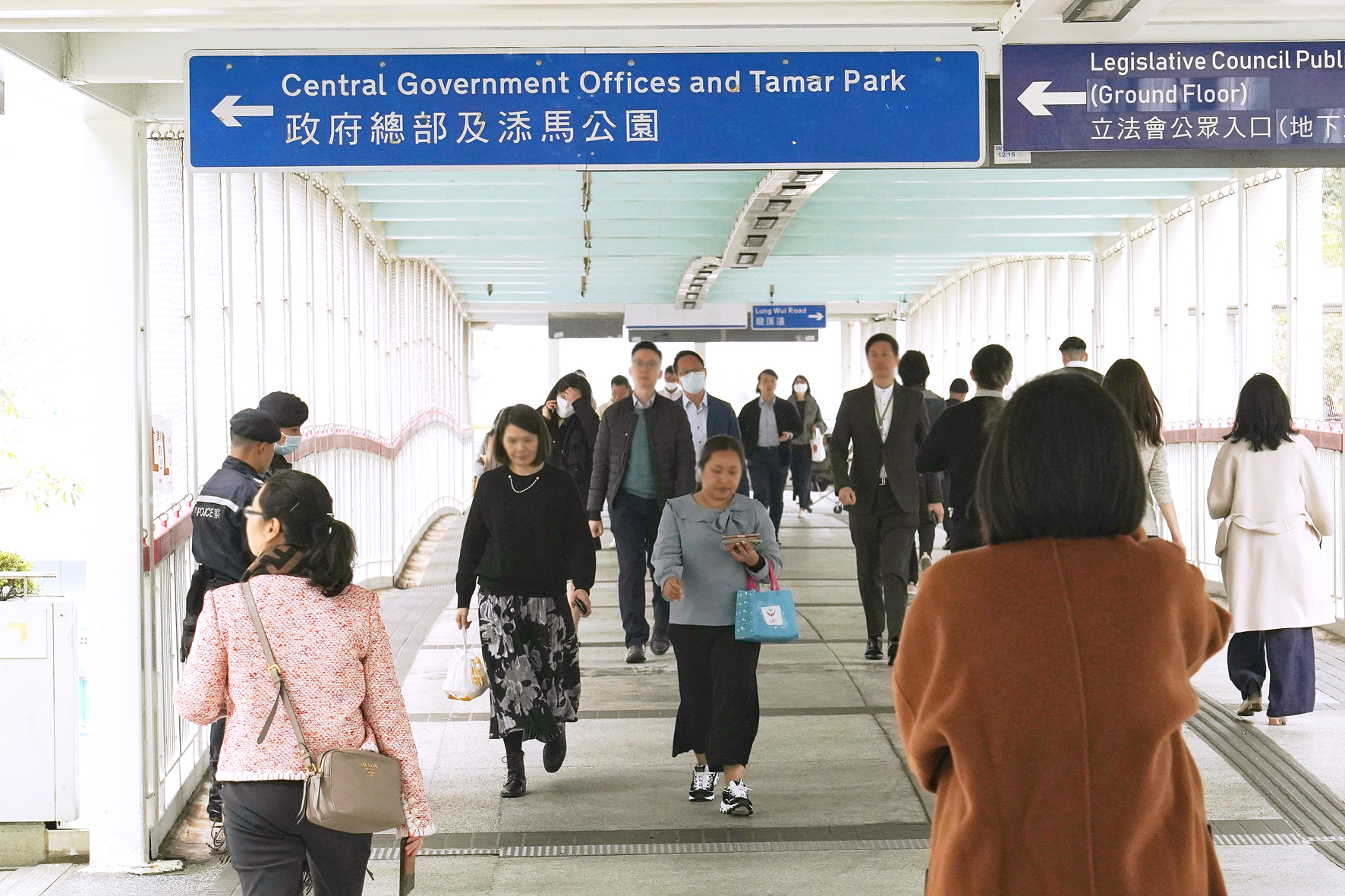 財政司司長陳茂波在新一份《財政預算案》宣布,2025/26年度所有行政、立法、司法機關及區議會全體人員一致凍薪。