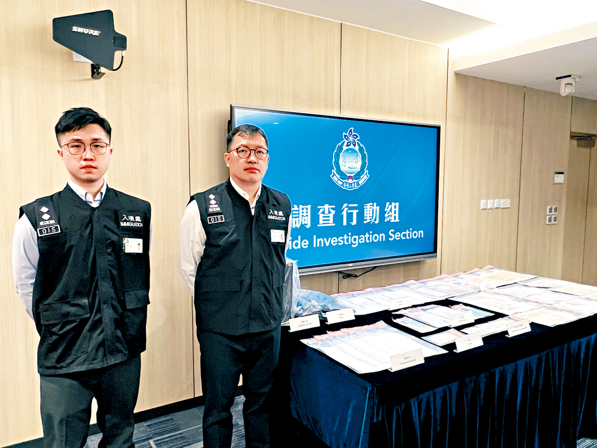 入境處調查行動組高級入境事務主任聶欣濠(右)及入境事務主任黃逸軒(左),交代案情。