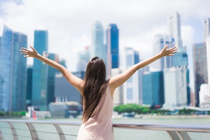新加坡是一個國家,香港是一個城市,拿一個國家跟一個城市比較,就好似屈一個盲人偷睇國防機密一樣奇怪!