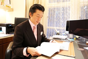 精神科專科醫生包始源期望各界共同努力，消除公眾對精神病的誤解。