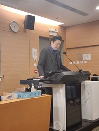 包始源曾在公立醫院精神科工作多年。