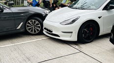 S於3月底某天上班時,一如以往將車子停在馬路旁的停車位,期間被另一部私家車的車門尖角部份撞到,造成了一個不大不小的凹痕。