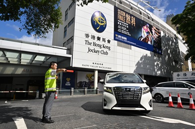 高級保安主任觀仕明表示，工作內容多元化，從總部大樓的日常保安工作、賽馬日的人流管制，到定期參與模擬真實情景的防火演習等，每項任務都考驗團隊的專業。